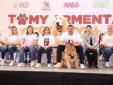Alejandro Armenta, junto a su familia, firma la "Agenda Animalista" en el Tomy Armenta Fest 2024.