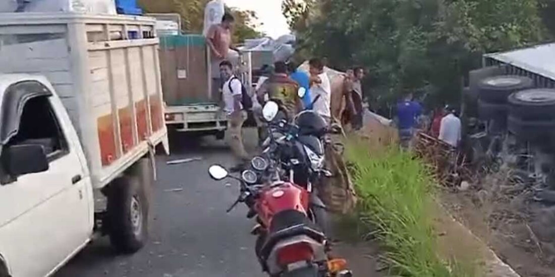 Vuelca tráiler con electrodomésticos en la carretera Huatulco-Astata y aparece la rapiña