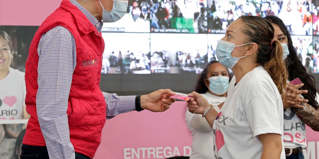 El gobernador Alfredo del Mazo entregó, ayer, tarjetas del Salario Rosa.