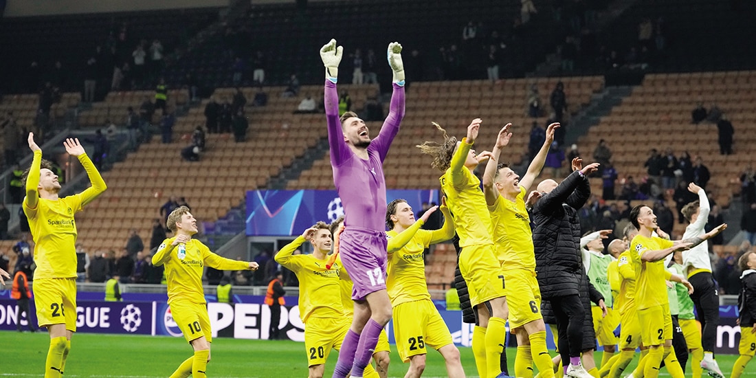 Jugadores del conjunto de Noruega celebran con su afición el triunfo, ayer.