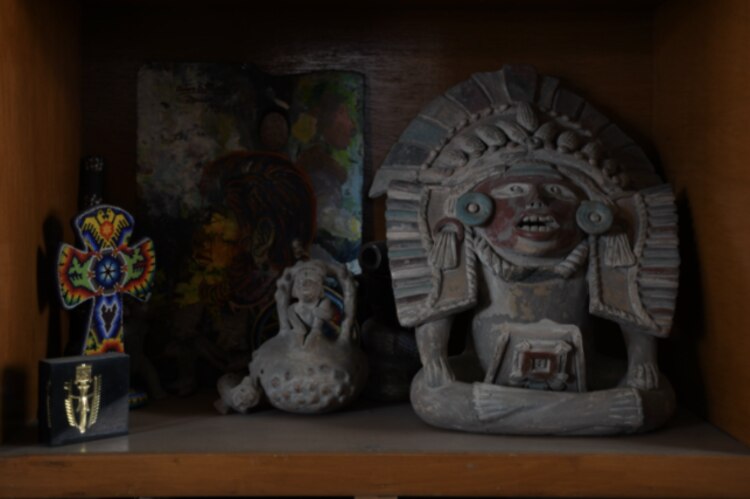 En la intimidad │ En los cuadros de Arturo Estrada que están en su estudio, así como objetos y elementos personales, se visibiliza el estilo pictórico del artista.