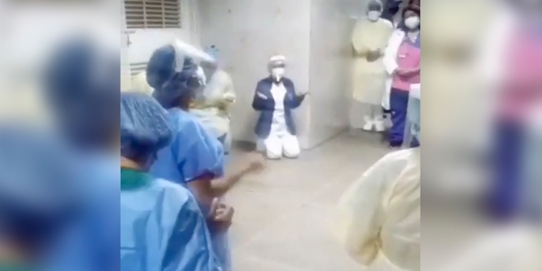 Momento de oración del personal de salud venezolano.