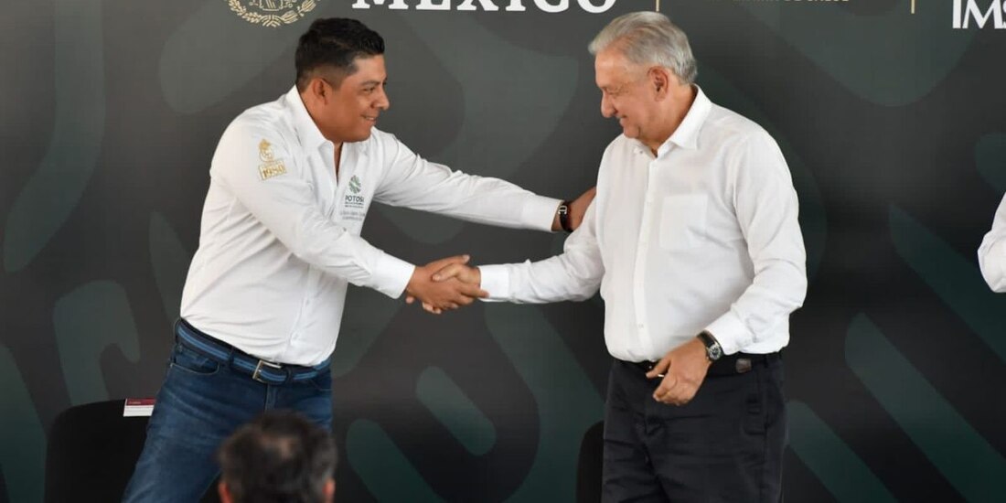 AMLO y Ricardo Gallardo garantizan servicios de salud a potosinos.