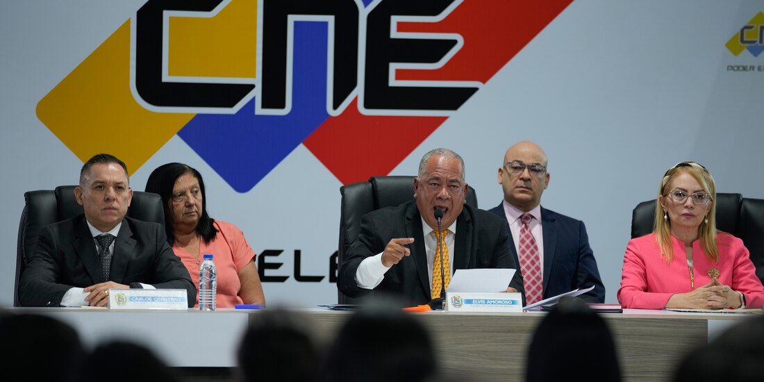 El líder del CNE, Elvis Amoroso, en conferencia, ayer.