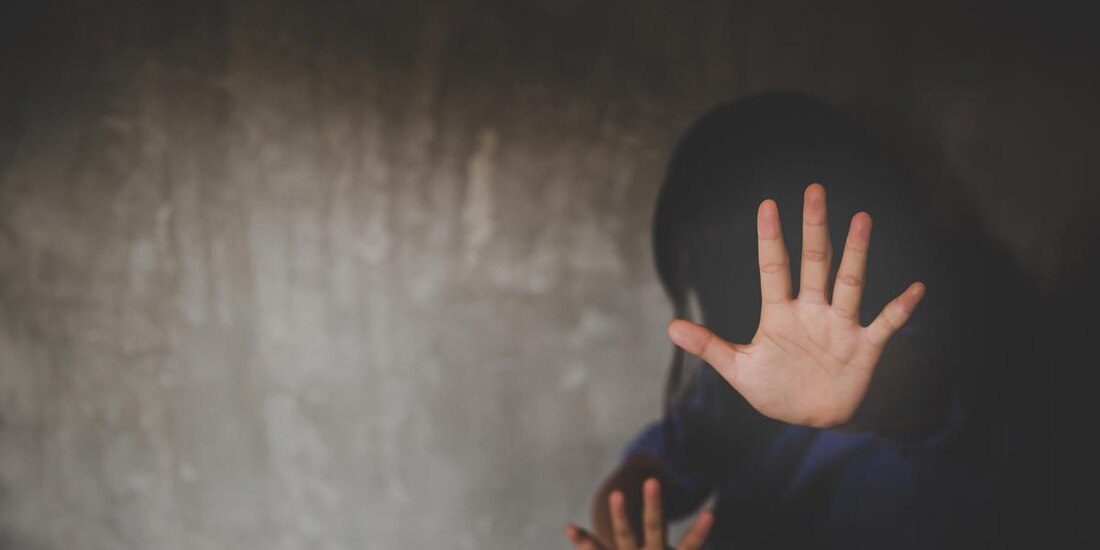 Joven y su hermana menor eran violentadas por su padre y su madre, forzadas a trabajar.