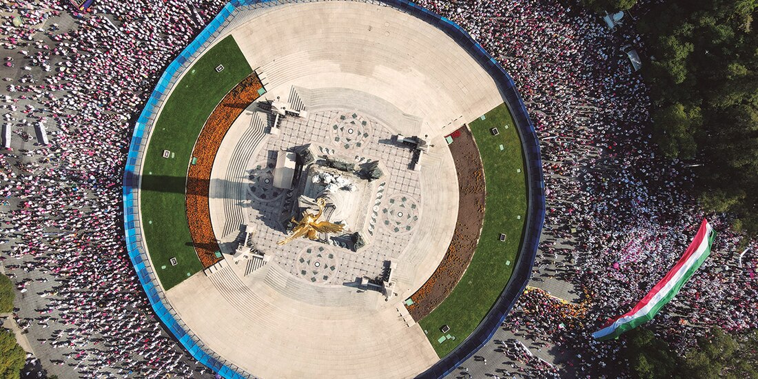Manifestantes en defensa del INE, en el Ángel de la Independencia, ayer.