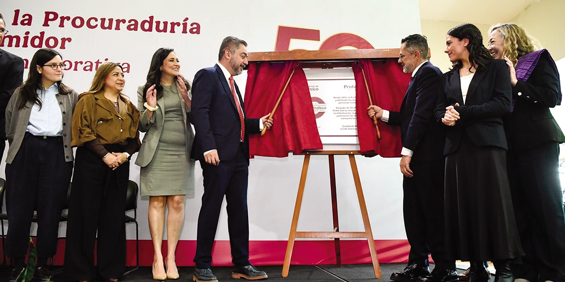 DEVELACIÓN de placa conmemorativa, ayer.