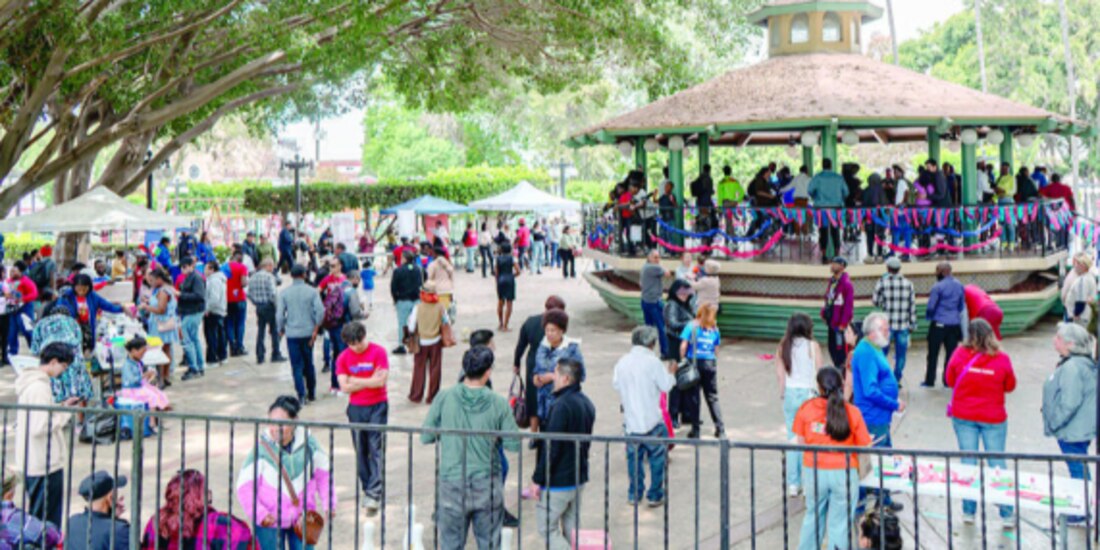 Comunidad haitiana que vive en México celebró el día de su bandera en Tijuana, el 16 de mayo.