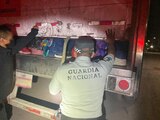 Rescatan a 121 migrantes hacinados en la caja de un camión.