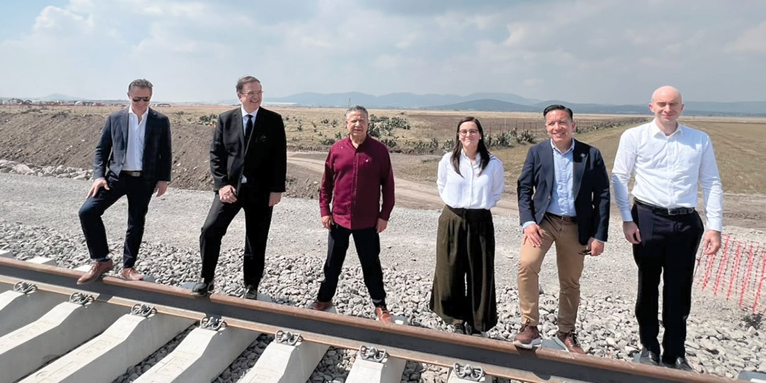 Marcelo Ebrard, Julio Menchaca y autoridades en el arranque de obras en Hidalgo, ayer.