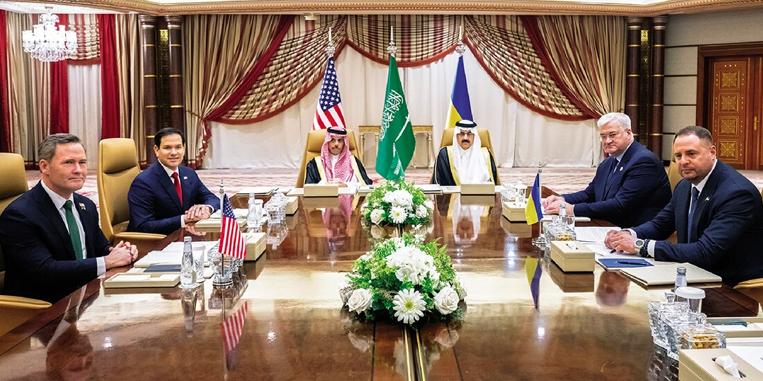 La reunión en Arabia Saudita, ayer, para buscar la paz entre Ucrania y Rusia, a la que asistieron Mike Waltz y Marco Rubio (izq.).