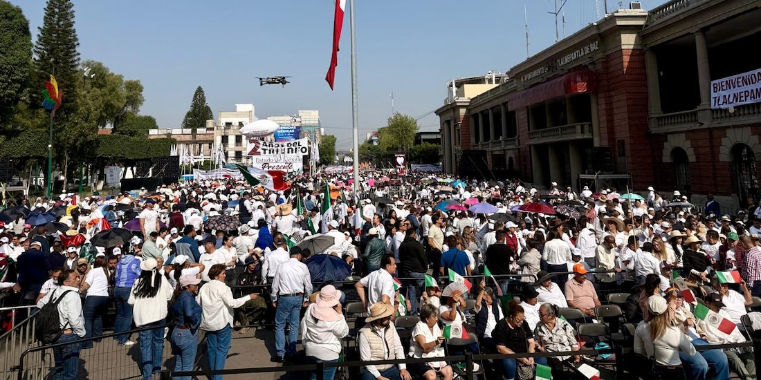 Miles se congregan en plaza de ayuntamiento de Tlalnepantla, Estado de México, para escuchar transmisión de mensaje de Claudia Sheinbaum.