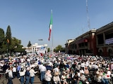 Miles se congregan en plaza de ayuntamiento de Tlalnepantla, Estado de México, para escuchar transmisión de mensaje de Claudia Sheinbaum.