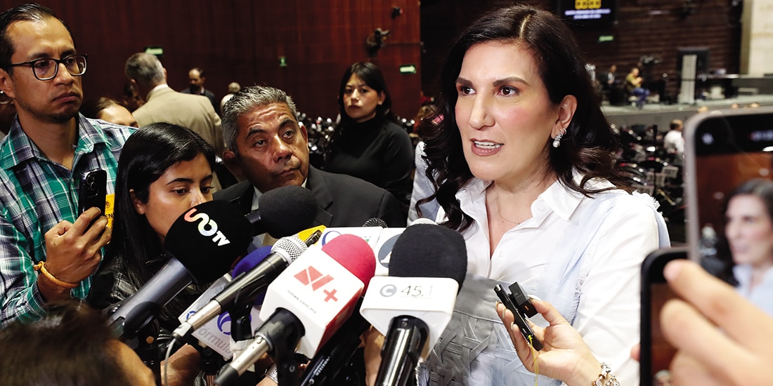 La presidenta de la mesa directiva de la Cámara de Diputados, Kenia López Rabadán, ayer, en entrevista con medios.