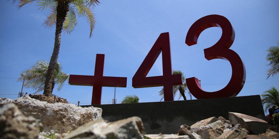 Antimonumento por los 43 normalistas desaparecidos de Ayotzinapa en Acapulco, Guerrero.