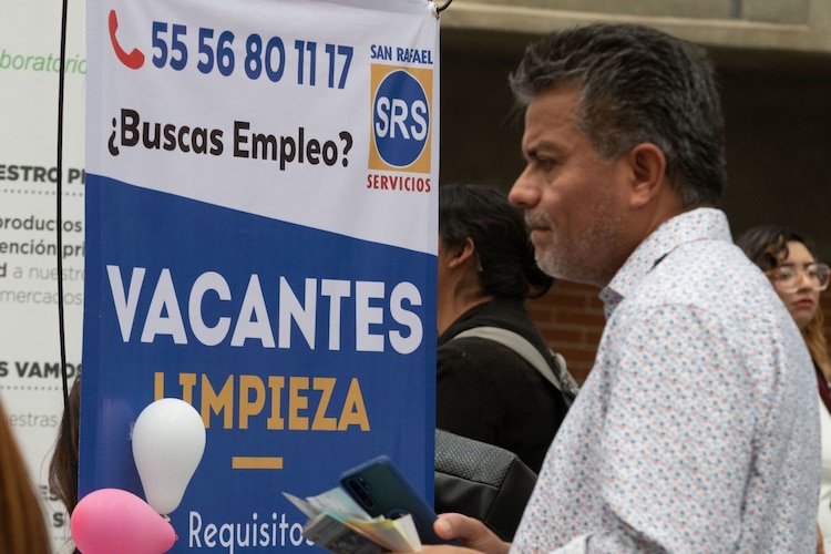 Desempleo en México baja a nivel récord de 2.7% de de la Población Económicamente Activa en primer trimestre del 2023, sin embargo la informalidad laboral aumenta.