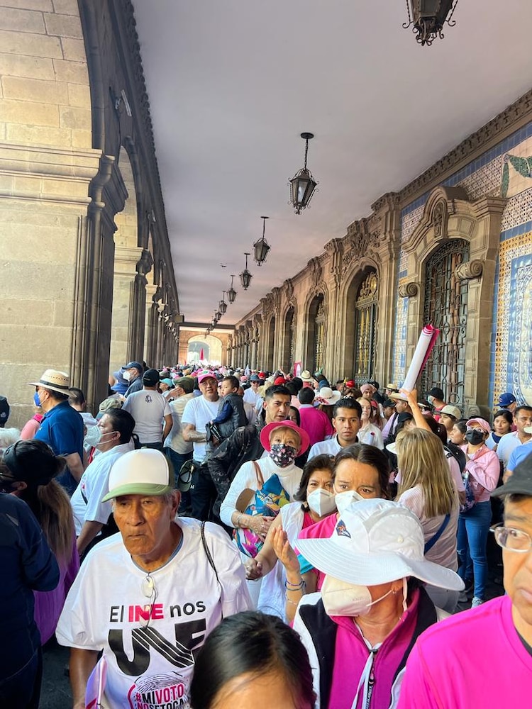 Tras terminar la marcha del INE, miles de manifestantes comienzan a retirarse del Zócalo capitalino