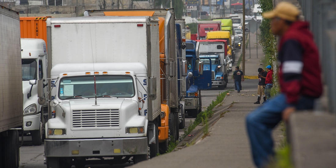 Camiones transitan por la carretera libre Toluca-Naucalpan.