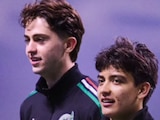 Los jóvenes talentos mexicanos también "compiten" fuera de la cancha con sus autos de lujos.