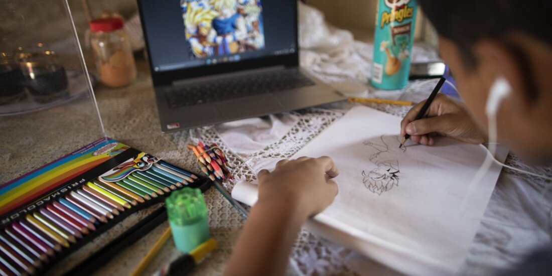 El niño que vende dibujos para ayudar a su madre tiene diagnóstico del síndrome de Asperger.