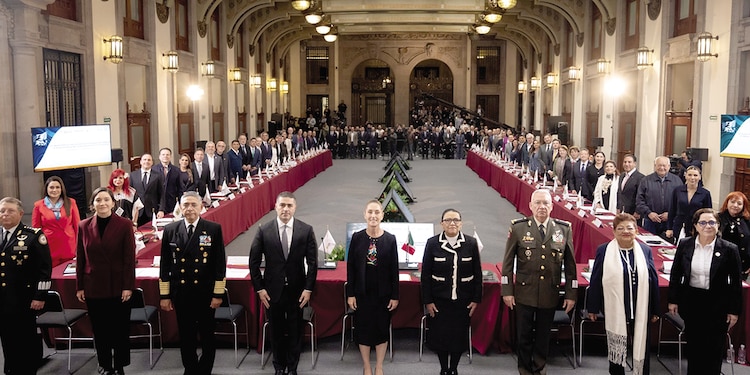 La presidenta Claudia Sheinbaum con miembros de su gabinete y los 32 gobernadores, ayer.