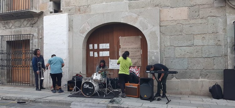 Músicos de la ByT Band, durante un concierto de solidaridad.