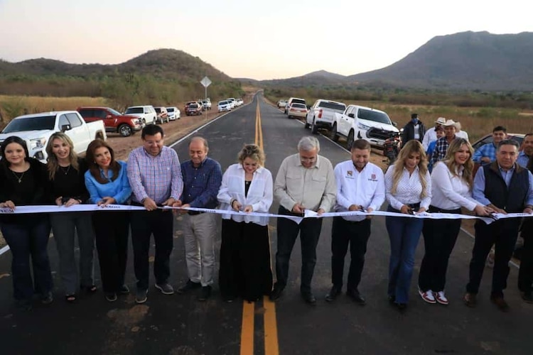 El gobernador de Sinaloa, Rubén Rocha Moya, junto a sus hermanos y hermana.