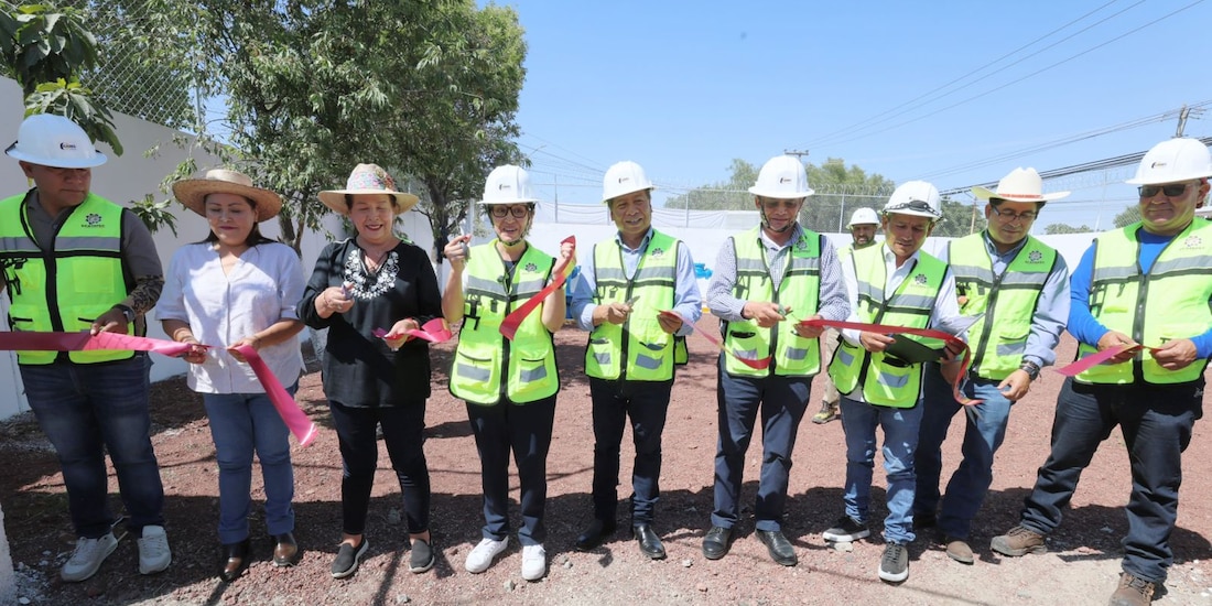 Al centro, la alcaldesa de Ecatepec, Azucena Cisneros Coss.