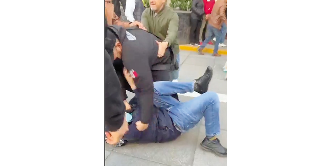 Presuntos trabajadores del PJ se enfrentan a manifestantes en los juzgados del PJ en la avenida Niños Héroes.