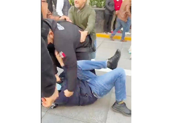 Presuntos trabajadores del PJ se enfrentan a manifestantes en los juzgados del PJ en la avenida Niños Héroes.