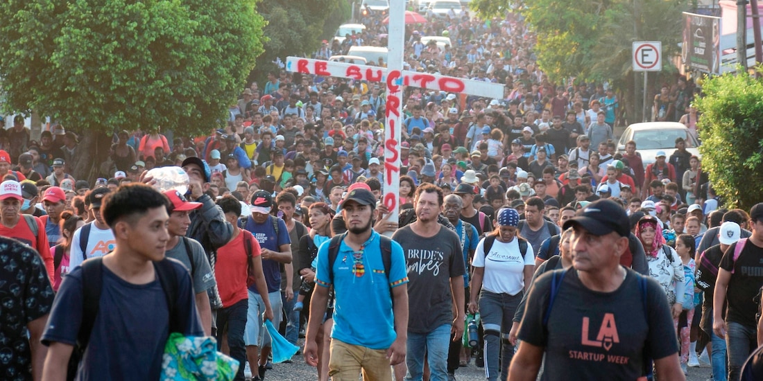 En marzo se registró una de las caravanas migrantes más grandes; en la foto, el paso por Tapachula, Chiapas.
