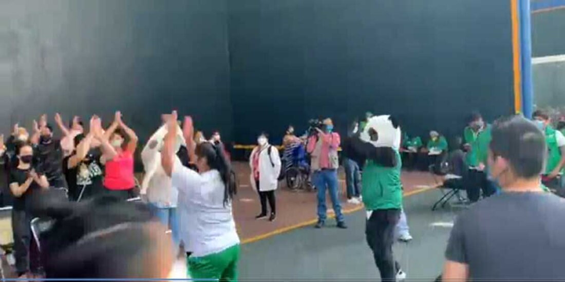 "Pandemio", la botarga que anima a los jóvenes en un centro de vacunación de la CDMX