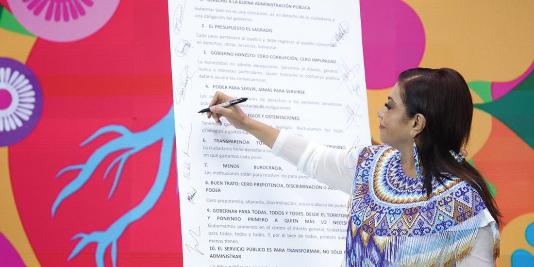 Clara Brugada firma ayer el Código de ética que presentó con su gabinete.