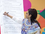 Clara Brugada firma ayer el Código de ética que presentó con su gabinete.