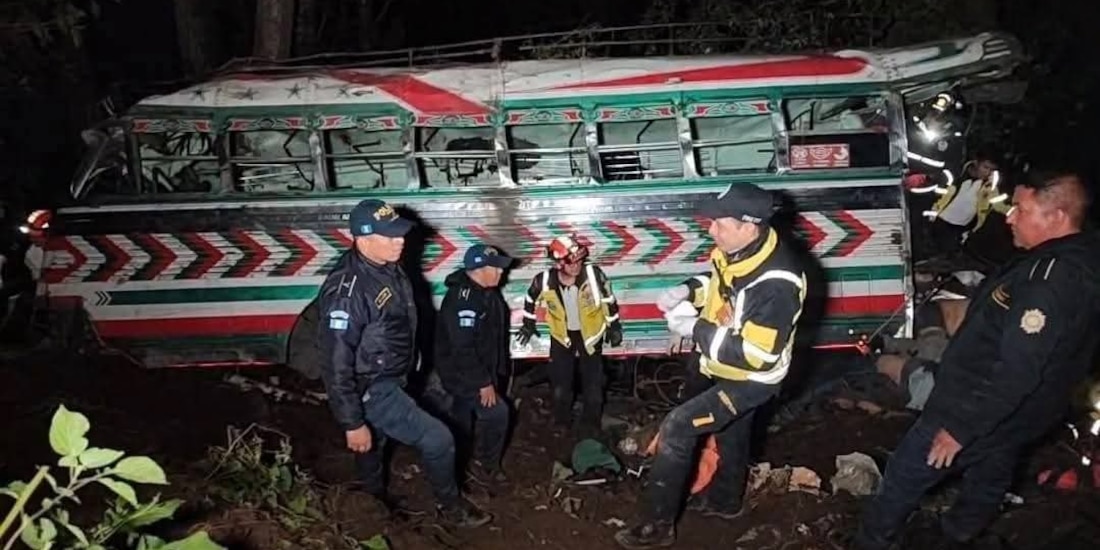 Autobús cae en Guatemala y deja al menos 15 muertos; en foto, bomberos en el lugar del accidente.