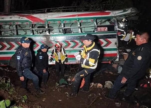 Autobús cae en Guatemala y deja al menos 15 muertos; en foto, bomberos en el lugar del accidente.