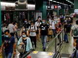 Personas en el metro en Hong Kong, el 4 de agosto de 2020.