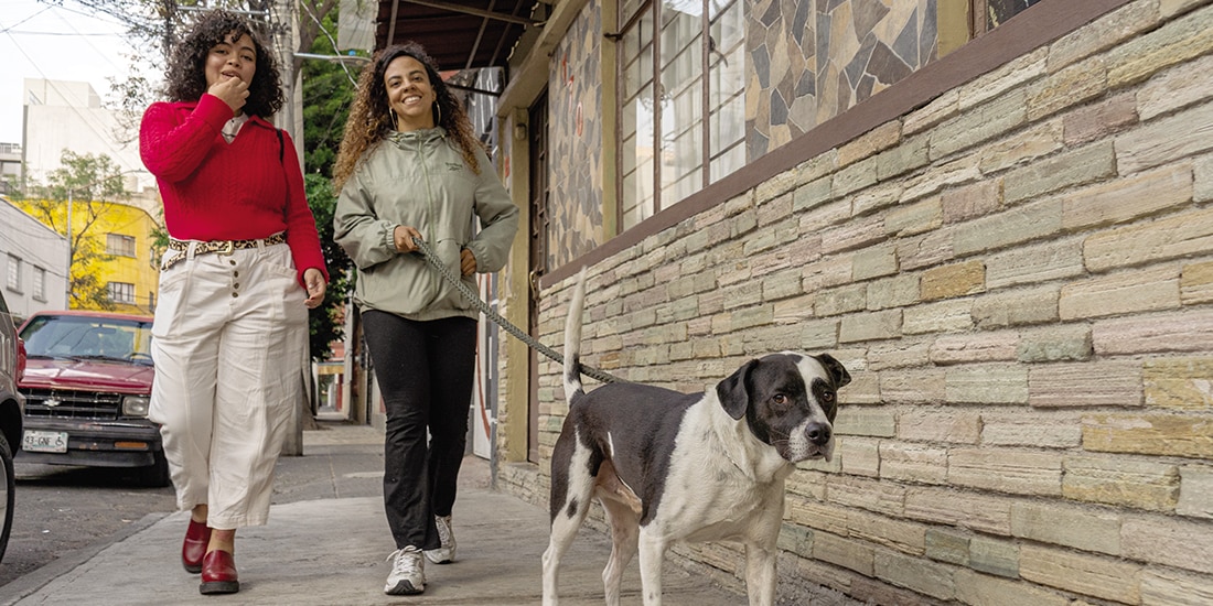 Scarlet Estrada y Valeria Angola caminan por la CDMX, el 16 de diciembre