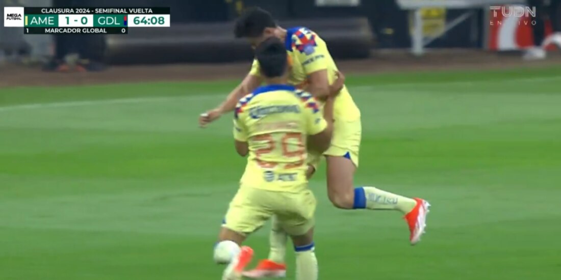 Israel Reyes y Ramón Juárez tuvieron un fuerte choque de cabezas en la semifinal de vuelta entre América y Chivas.