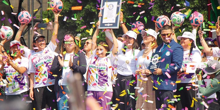Se vivió una fiesta de futbol en el Zócalo de la Ciudad de México.