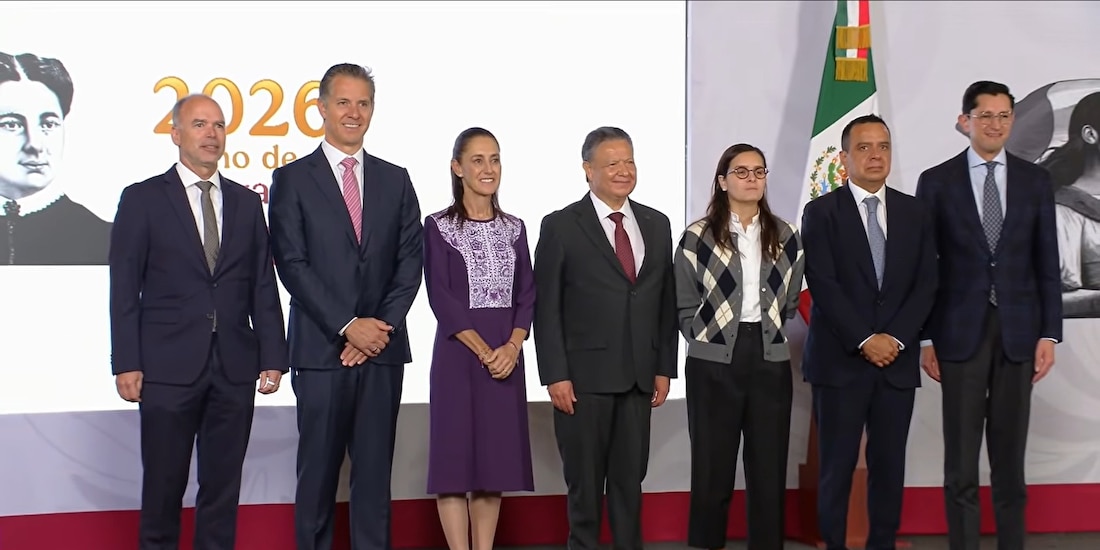 Funcionarios públicos y privados en la Mañanera en Palacio Nacional.