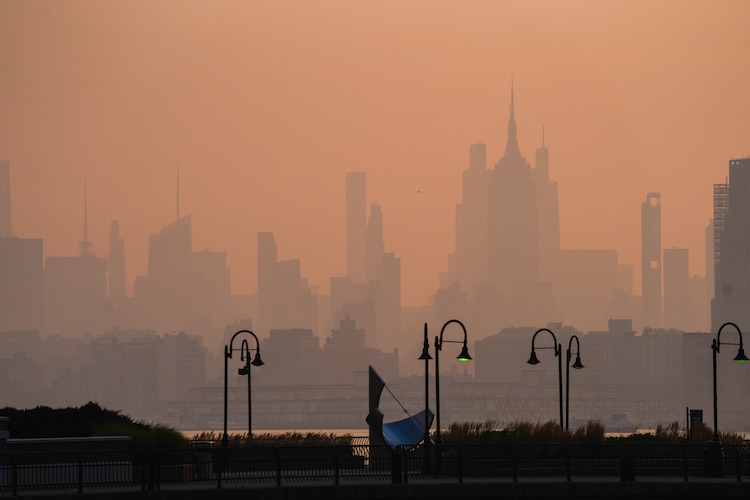 Vista de la ciudad de Nueva York en medio del humo provocado por incendios forestales
