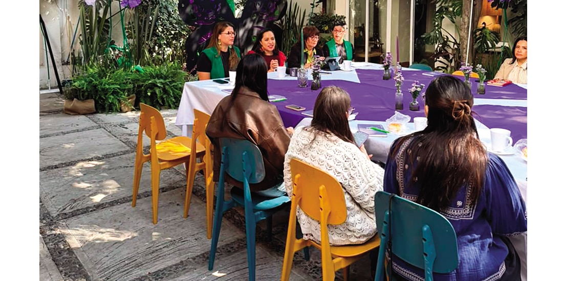 Activistas y periodistas, ayer, durante el conversatorio.