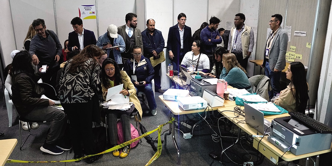 Funcionarios y observadores asisten al recuento oficial, en Bogotá, el lunes.
