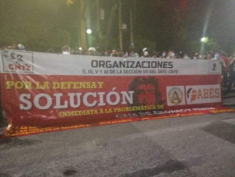 Maestros de la CNTE piden a AMLO soluciones a las problemáticas de la caja de ahorros.