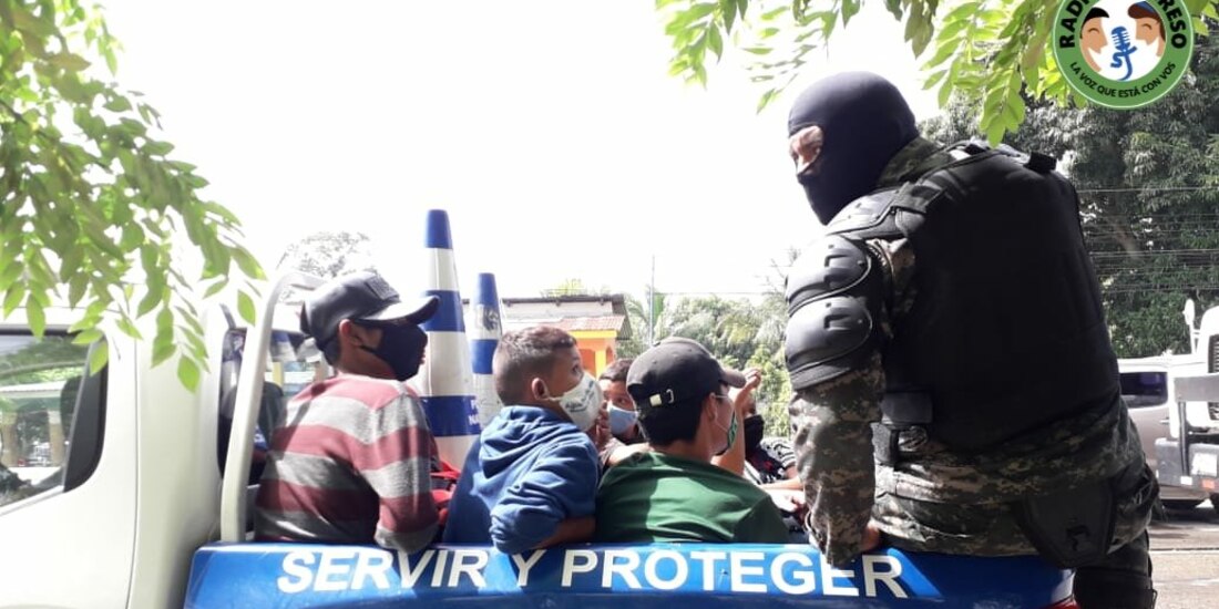 La Policía Nacional Civil de Honduras detiene a miembros del éxodo, ayer.