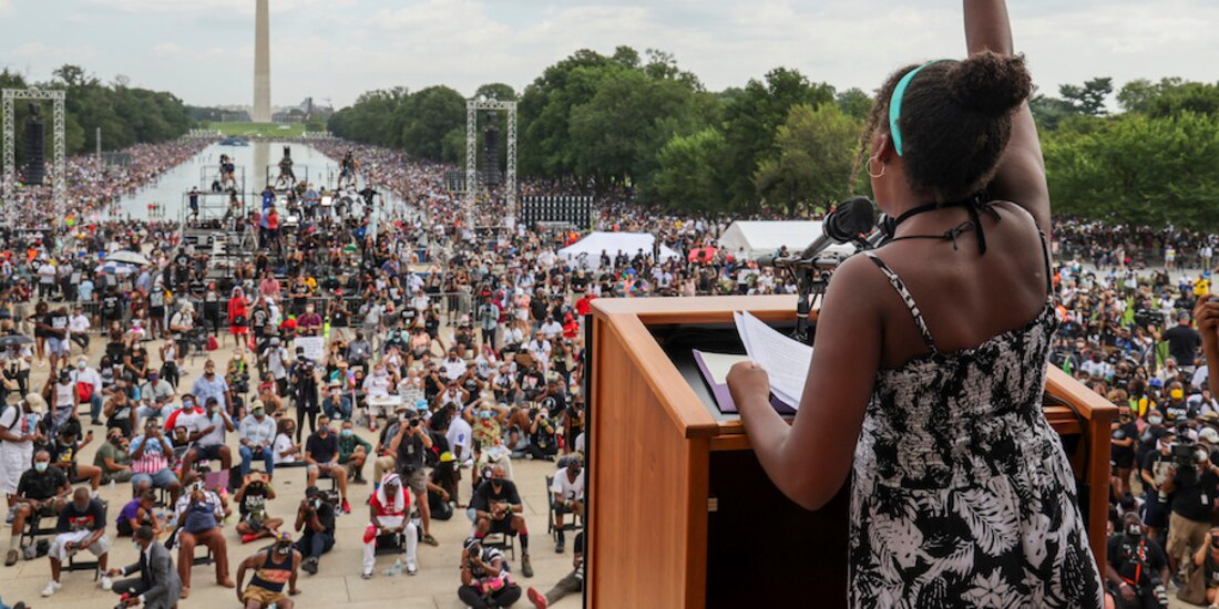Yolanda Renee King, nieta de Martin Luther King, levanta el puño mientras habla tras la movilización, ayer, en Washington DC.