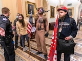 Jake Angeli, durante el asalto al Capitolio, el miércoles.