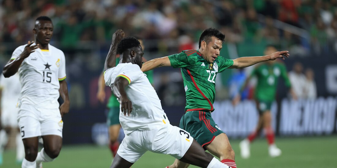 Kingsley Schindler de Ghana e Hirving Lozano de México durante el partido amistoso en el Bank of America Stadium