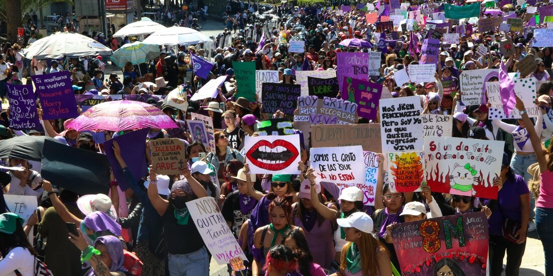 Grupos de mujeres en Tamaulipas salieron a las calles para conmemorar el Día Internacional de la Mujer.